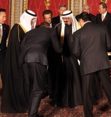 אובמה משתחווה לסעודיה